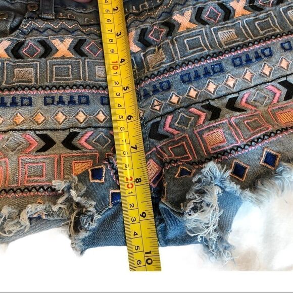 Seductions FD Denim Embroidered Shorts EUC - Picture 6 of 10